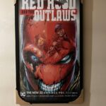 پوستری با ابعاد 60x40 یا 70x40 سانتی‌متر از جلد کمیک "Red Hood and the Outlaws: The New 52 Omnibus Vol. 1" که کلاه قرمز رد هود را در مرکز با چشمان آبی درخشان و بازتاب دو شخصیت دیگر در داخل آن نشان می‌دهد. عنوان "RED HOOD AND THE OUTLAWS" در بالای پوستر دیده می‌شود.